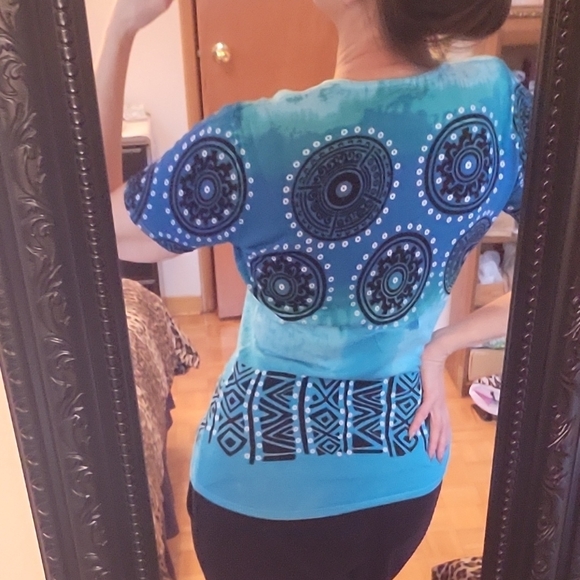 LIKE NEW! Multi-shade Blue Abstract Patterned Knit & Beaded Top, M - Picture 6 of 13